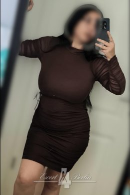 23-jähriges Traum-Escort Girl Clara mit großen Naturbrüsten für heiße Stunden in Berlin
