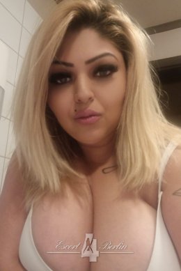 Gloria – Your sensual curvy queen for exclusive escort experiences in Berlin